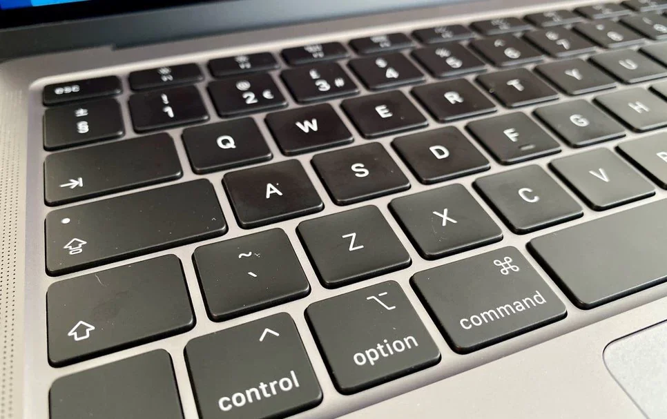 مک بوک ایر 13 اینچ M1 2020 ظرفیت 8/256 گیگابایت نقره ای مدل MGN93 - اپل گلشن صفحه کلید مک بوک ایر 13 اینچ مدل MGN93 2020 - نقره ای