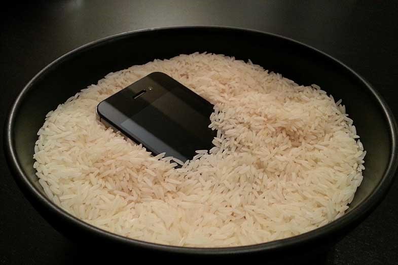 چگونه آیفون را با برنج نپخته خشک کنیم؟