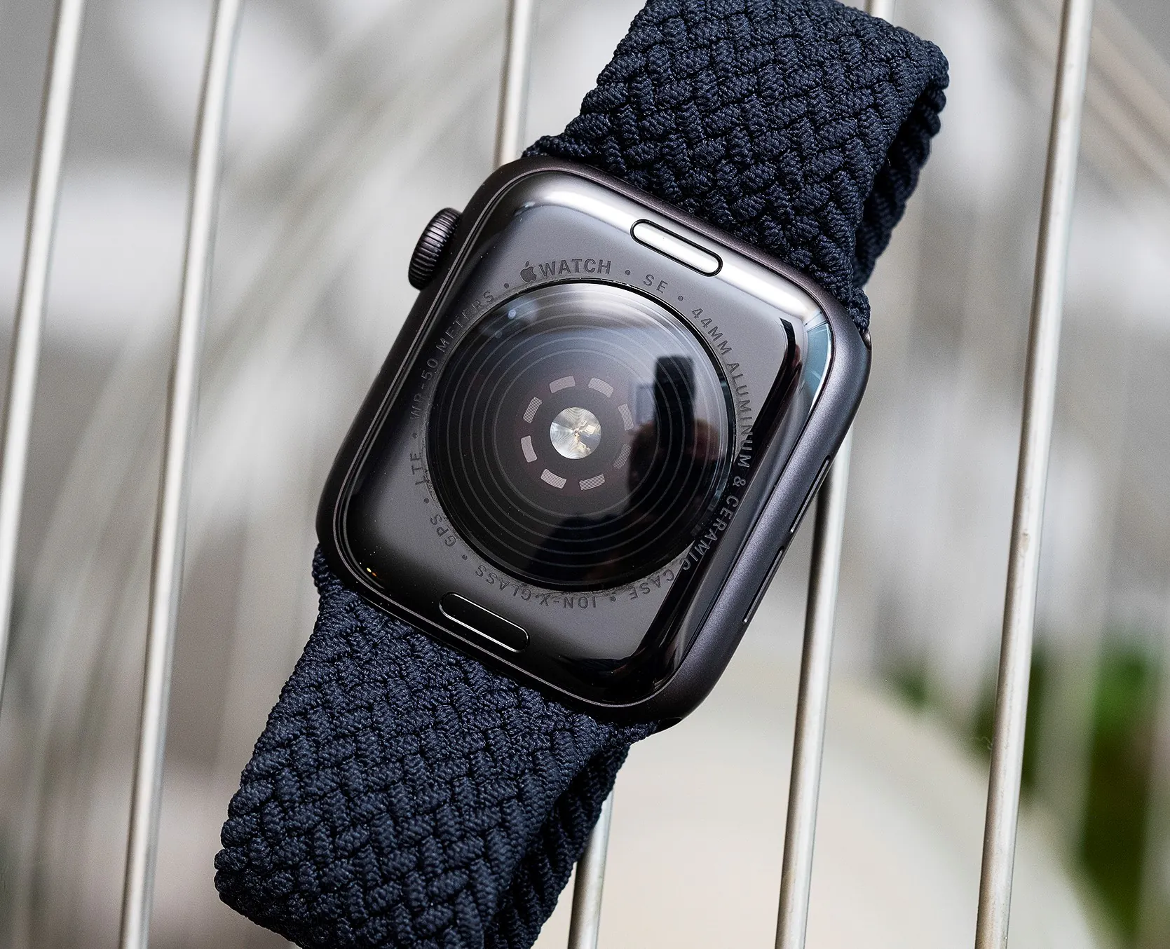 تخفیف ویژه اپل واچ سری SE مدل 40 میلی متری آلومینیوم خاکستری با بند اسپرت سیلیکون مشکی