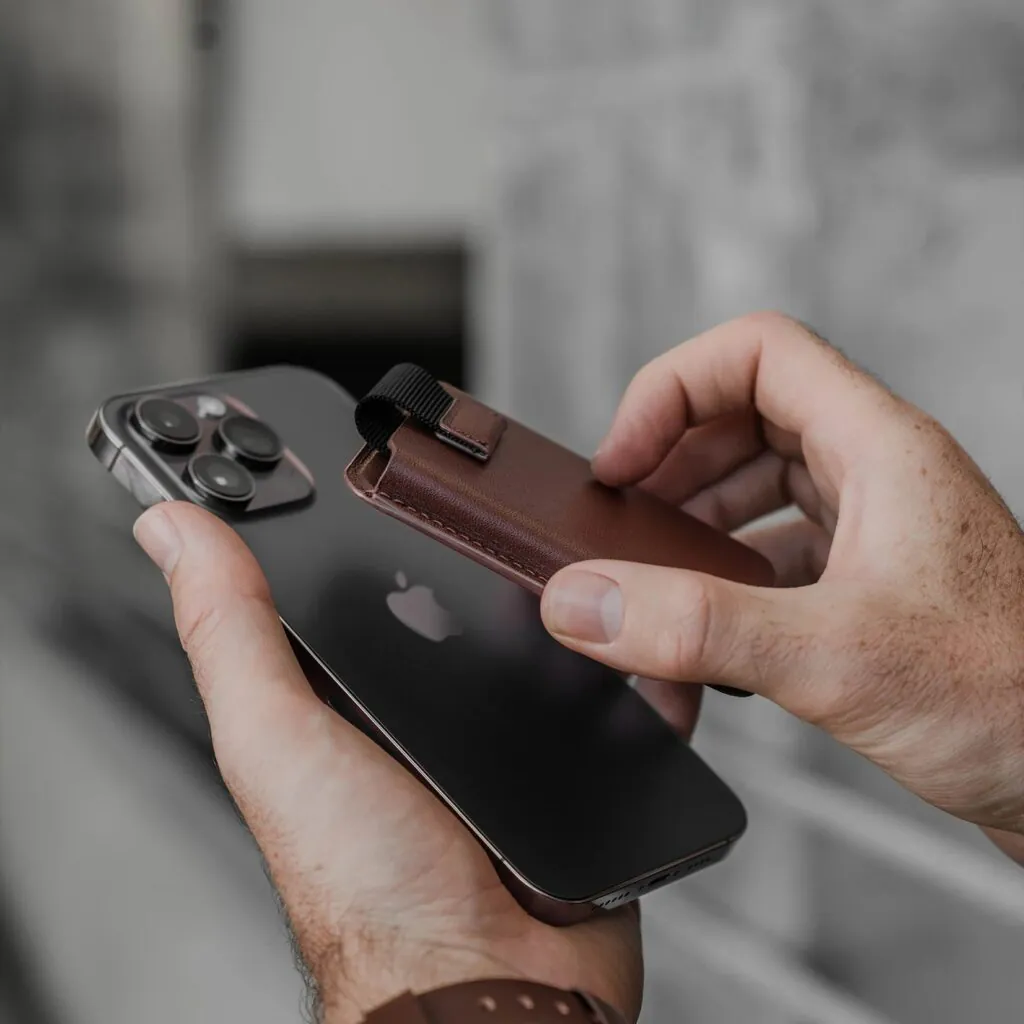 راهنمای جامع خرید لوازم جانبی آیفون 13 تا 16: قاب، شارژ، محافظ و لوازم کاربردی - اپل گلشن لوازم جانبی آیفون 5